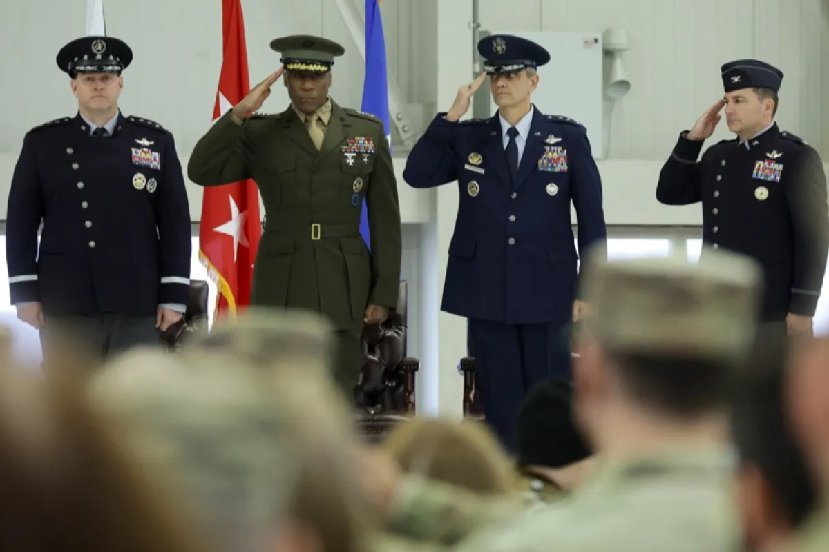 Șeful Operațiunilor Spațiale pentru USSF, Gen Chance Saltzman, Comandantul USAFRICOM, Gen Michael Langley, Lt. General al Forțelor Aeriene ale SUA Steven Basham și Comandantul SPACE-EURAF, Col Max Lantz în timpul ceremoniei de activare și preluare a comenzii Forțele spațiale SUA pentru Europa și Africa, la baza aeriană americană din Ramstein, Germania, 8 decembrie 2023.