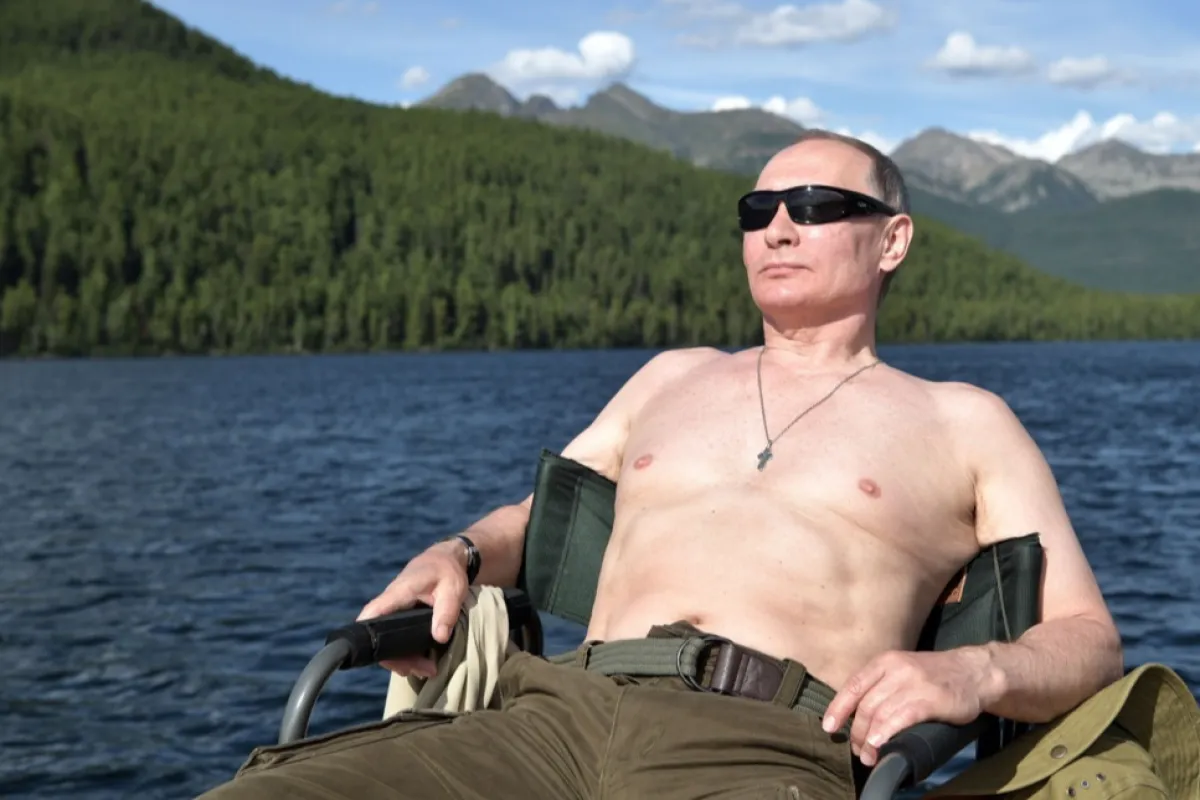 Președintele rus Vladimir Putin în timpul unei excursii de pescuit la cascada de lacuri de munte în timpul vacanței sale din 01-03 iulie 2017 în Republica Tuva, sudul Siberiei, Rusia (emis în 09 august 2019). Vladimir Vladimirovici Putin ocupă funcții de conducere politică din 1999 și își desfășoară al patrulea mandat ca președinte al Rusiei. Fost ofițer KGB născut în Leningrad, care a servit în Germania de Est, Putin a condus agenția care a devenit FSB după Războiul Rece și prăbușirea Uniunii Sovietice între 1998-1999.