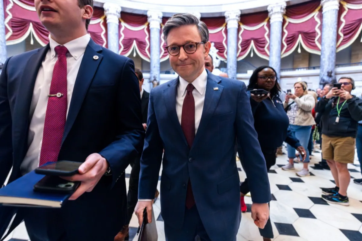 Președintele Camerei Reprezentanților SUA, Mike Johnson, se pregătește să voteze pachetele de ajutor pentru Ucraina, Israel și Taiwan, precum și un proiect de lege care cere companiei-mamă a TikTok să vândă aplicația sub sancțiunea interdicției, în Capitoliul SUA din Washington DC, SUA, 20 Aprilie 2024. Liderul majorității din Senat, Chuck Schumer, a promis că va avansa pachetele de ajutor extern cât mai curând săptămâna viitoare.