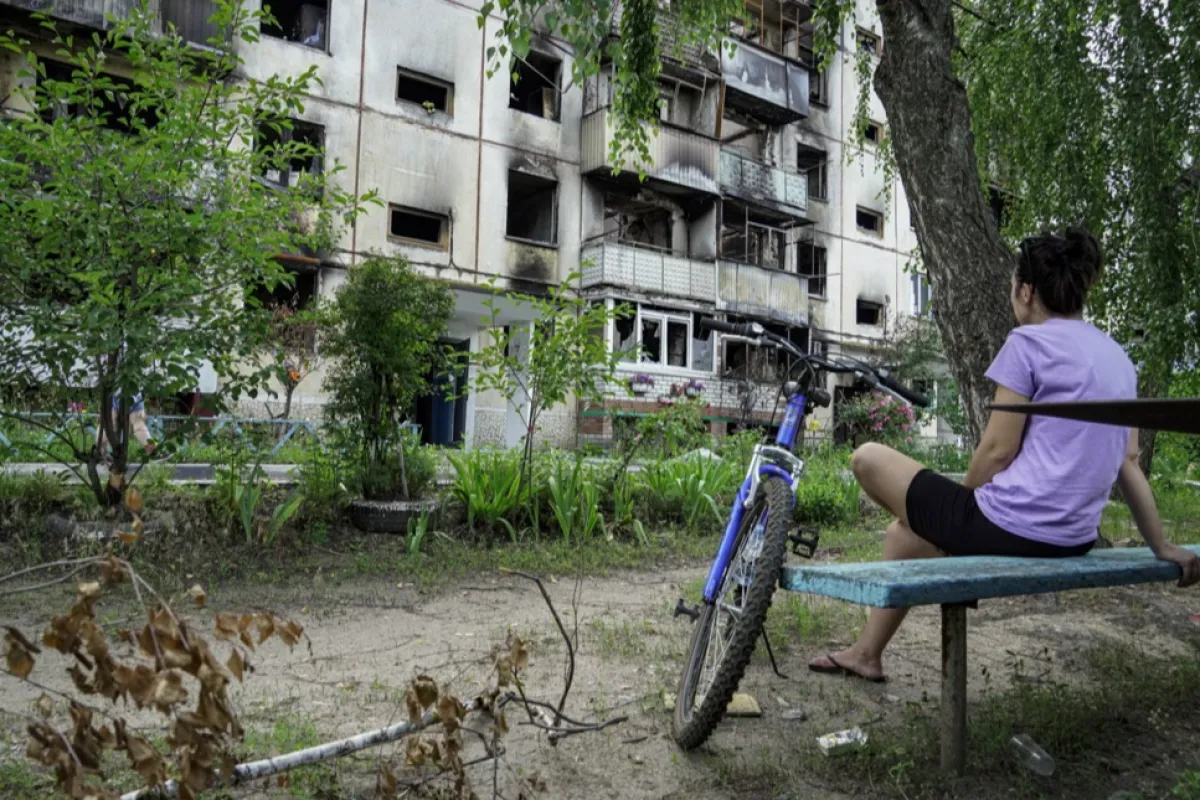 O localnică stă în fața clădirii rezidențiale avariate din Shebekino, regiunea Belgorod, Rusia, 02 iulie 2023.