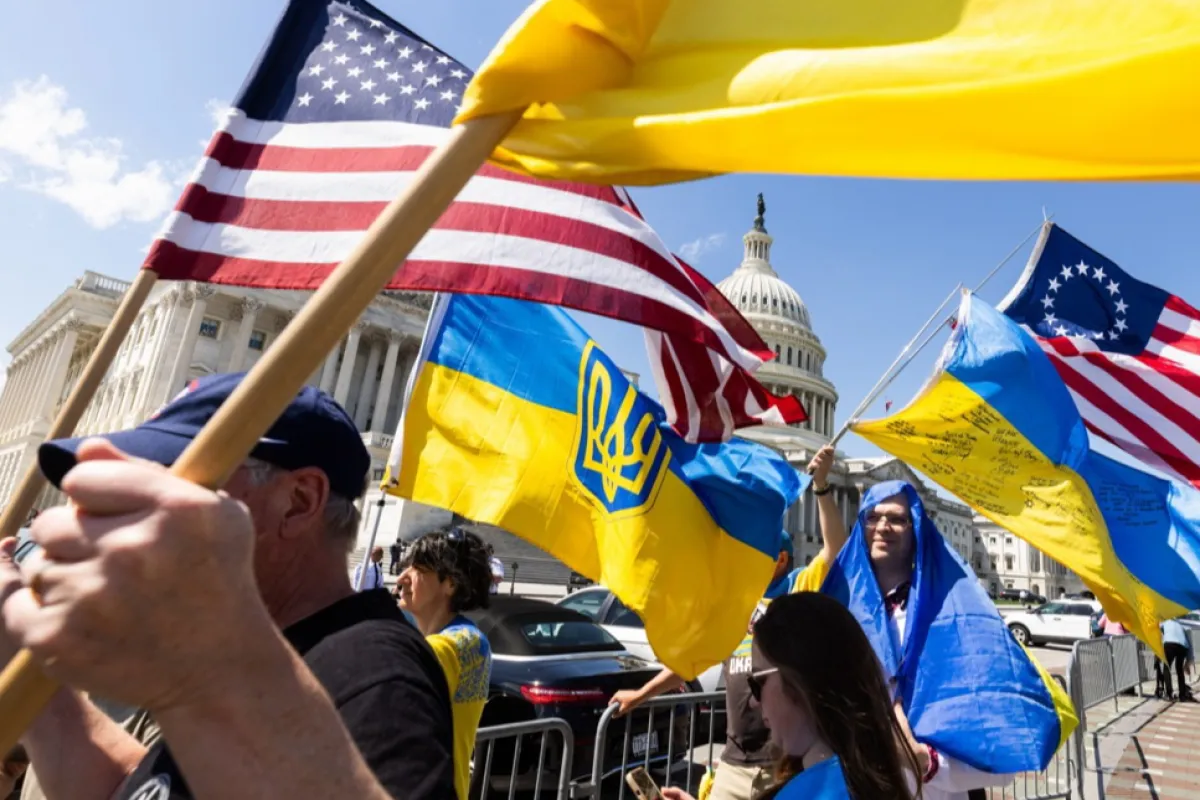 Susținători ai Ucrainei după ce Camera Reprezentanților a aprobat pachete de ajutor pentru Ucraina, precum și Israel și Taiwan, Capitoliul SUA din Washington, DC, SUA, 20 aprilie 2024.