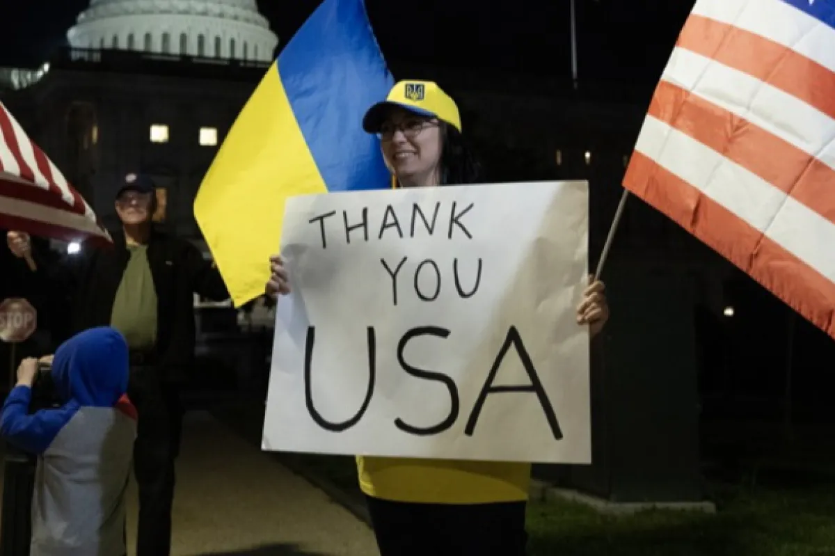 Susținătorii Ucrainei flutură steaguri în afara clădirii Capitoliului SUA, după ce Senatul a adoptat suplimentul de securitate națională de 95 de miliarde de dolari, care include ajutor pentru Ucraina, Israel și Taiwan, la Capitol Hill din Washington, DC, SUA, 23 aprilie 2024.