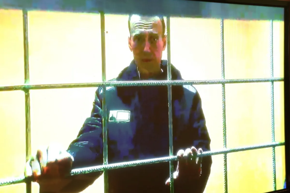 Liderul opoziției ruse, Alexei Navalny, este afișat pe un ecran de monitor prin intermediul unei legături video de la colonia penală de corecție IK-2 din Pokrov, la tribunalul orașului Moscova, înainte de audierea unui apel împotriva verdictului emis de Tribunalul Lefortovo, Moscova, Rusia, 17 mai 2022 .