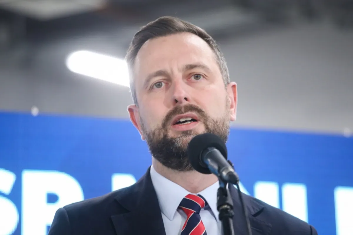 Viceprim-ministrul polonez și ministrul apărării, Wladyslaw Kosiniak-Kamysz, la sediul WB Electronics din Ozarow Mazowiecki, lângă Varșovia, Polonia, 17 aprilie 2024.