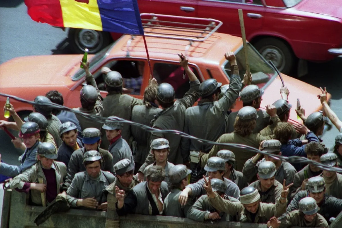 Parchetul General a anunţat oficial punerea sub acuzare a fostului premier Petre Roman şi a fostului vicepremier Gelu-Voican Voiculescu, în dosarul Mineriadei