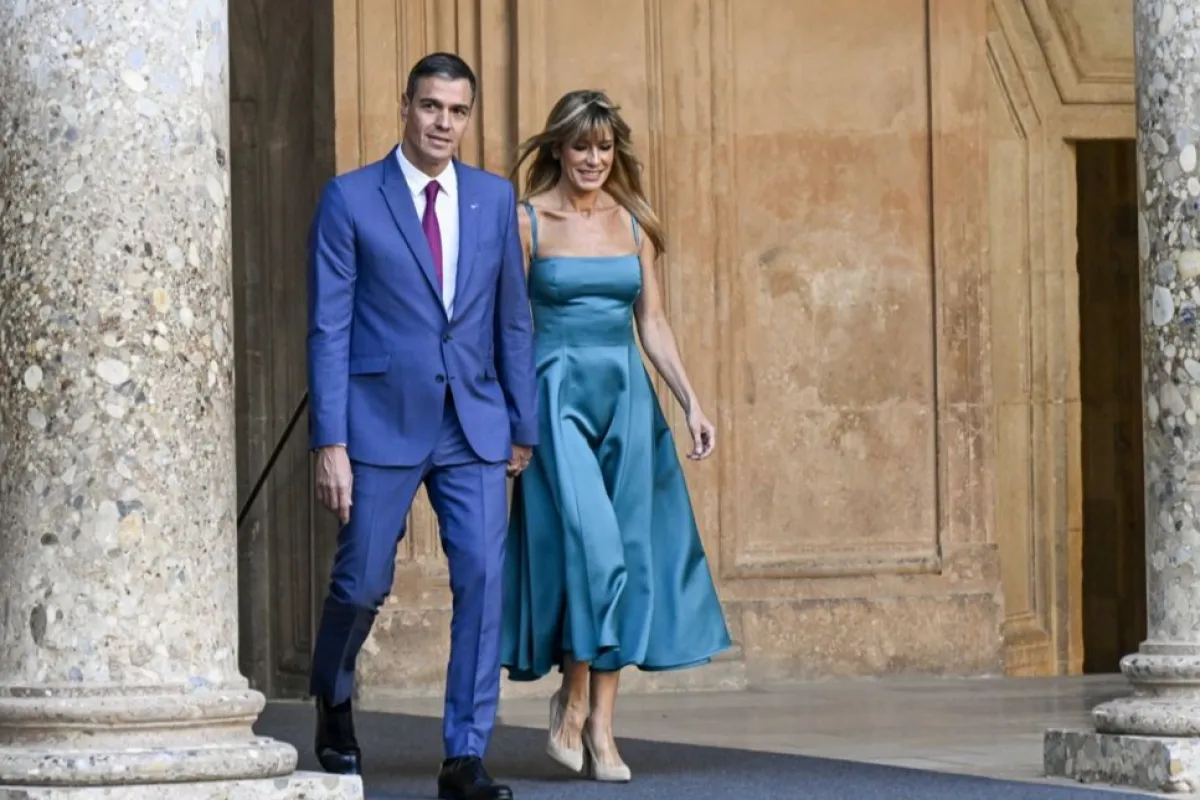 Prim-ministrul interimar al Spaniei Pedro Sanchez și soția sa Begona Gomez sosesc la Palatul Carlos V în cadrul celei de-a treia reuniuni a Comunității Politice Europene din Granada, Spania, 05 octombrie 2023.