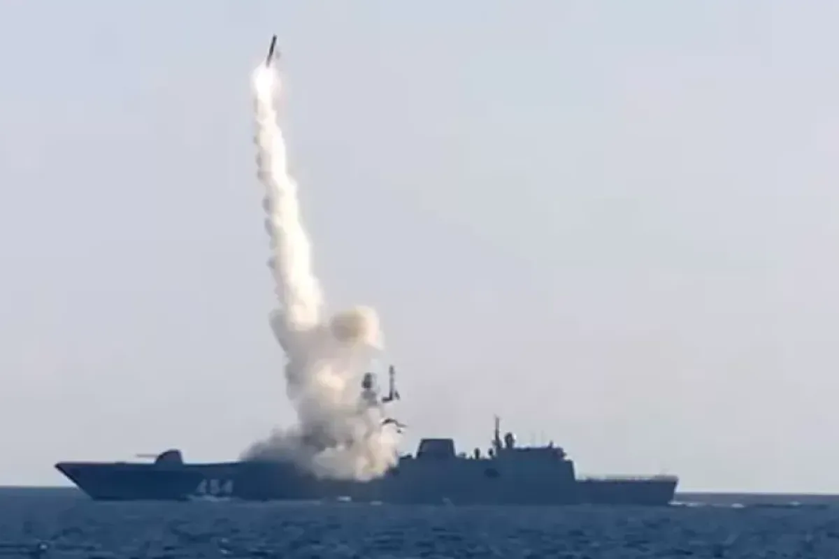 O captură a unui cadru dintr-un material video pus la dispoziție de Ministerul rus al Apărării la 19 iulie 2021 arată nava de război „Amiral Gorshkov” (Proiectul 22350) în Marea Albă care efectuează o lansare de probă a unei rachete de croazieră hipersonice Zircon care vizează o țintă la sol. situat pe coasta Mării Barents în nordul Rusiei.