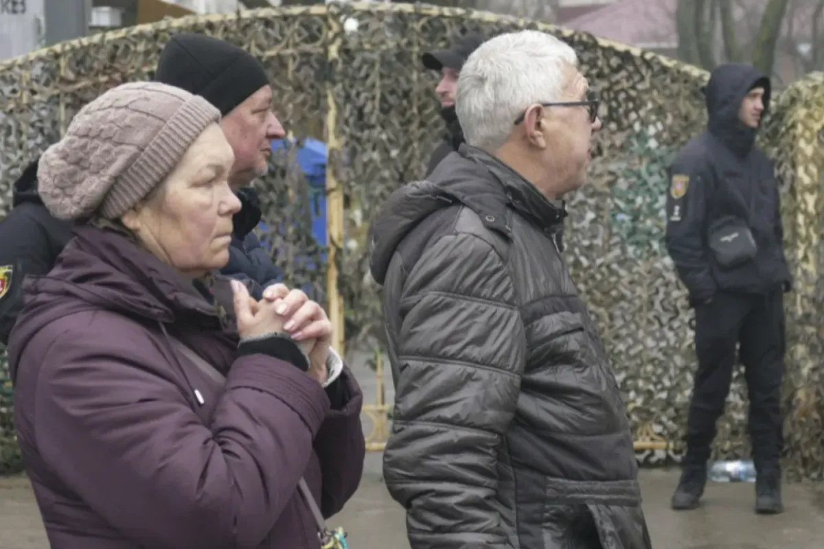 Localnici la locul unui atac cu rachete rusești în orașul sudic Odesa, Ucraina, 15 martie 2024.