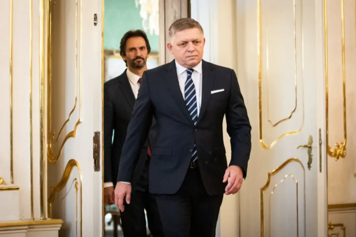 Noul prim-ministru al Slovaciei Robert Fico și noul ministru al Apărării Robert Kalinak, în timpul inaugurării noului cabinet, la Palatul Prezidențial din Bratislava, Slovacia, 25 octombrie 2023.