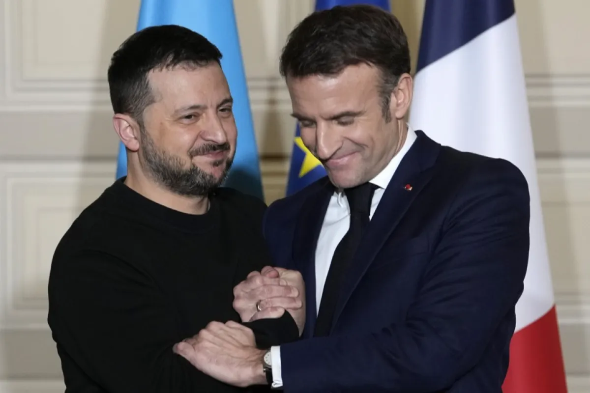 Președintele francez Emmanuel Macron și omologul său ucrainean Volodymyr Zelensky își strâng mâna după ce au semnat un acord la Palatul Elysee din Paris, Franța, 16 februarie 2024.