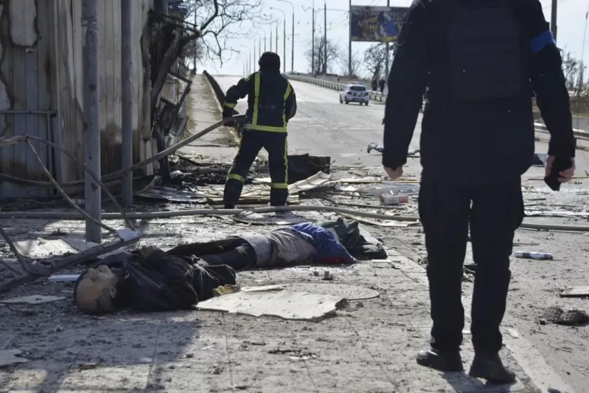 Victimele unui atac cu rachetă zăceau la pământ într-o staţie de autobuz din Herson, Ucraina, 09 martie 2023. Atacul a dus la moartea a cel puţin trei persoane, potrivit unui purtător de cuvânt al biroului preşedintelui. Autorităţile ucrainene au declarat că pe 9 martie Rusia a lansat 81 de rachete în toată ţara, vizând infrastructura critică şi clădirile rezidenţiale. Ministerul Apărării a confirmat că 34 de rachete de croazieră au fost doborâte. Potrivit operatorului nuclear ucrainean Energoatom, centrala nucleară Zaporojie (NPP) şi-a pierdut puterea în urma atacurilor cu rachete şi funcţiona pe generatoare diesel.