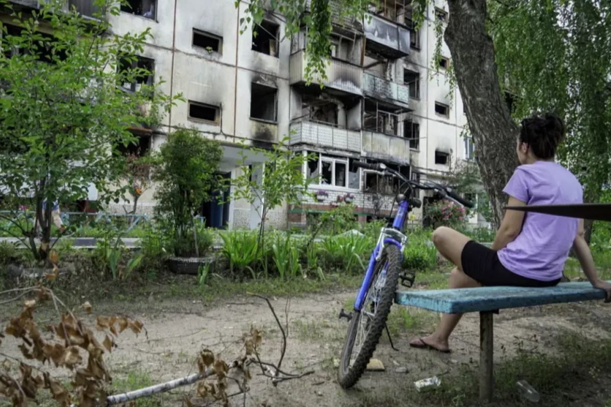 O localnică stă în fața clădirii rezidențiale avariate din Shebekino, regiunea Belgorod, Rusia, 02 iulie 2023.