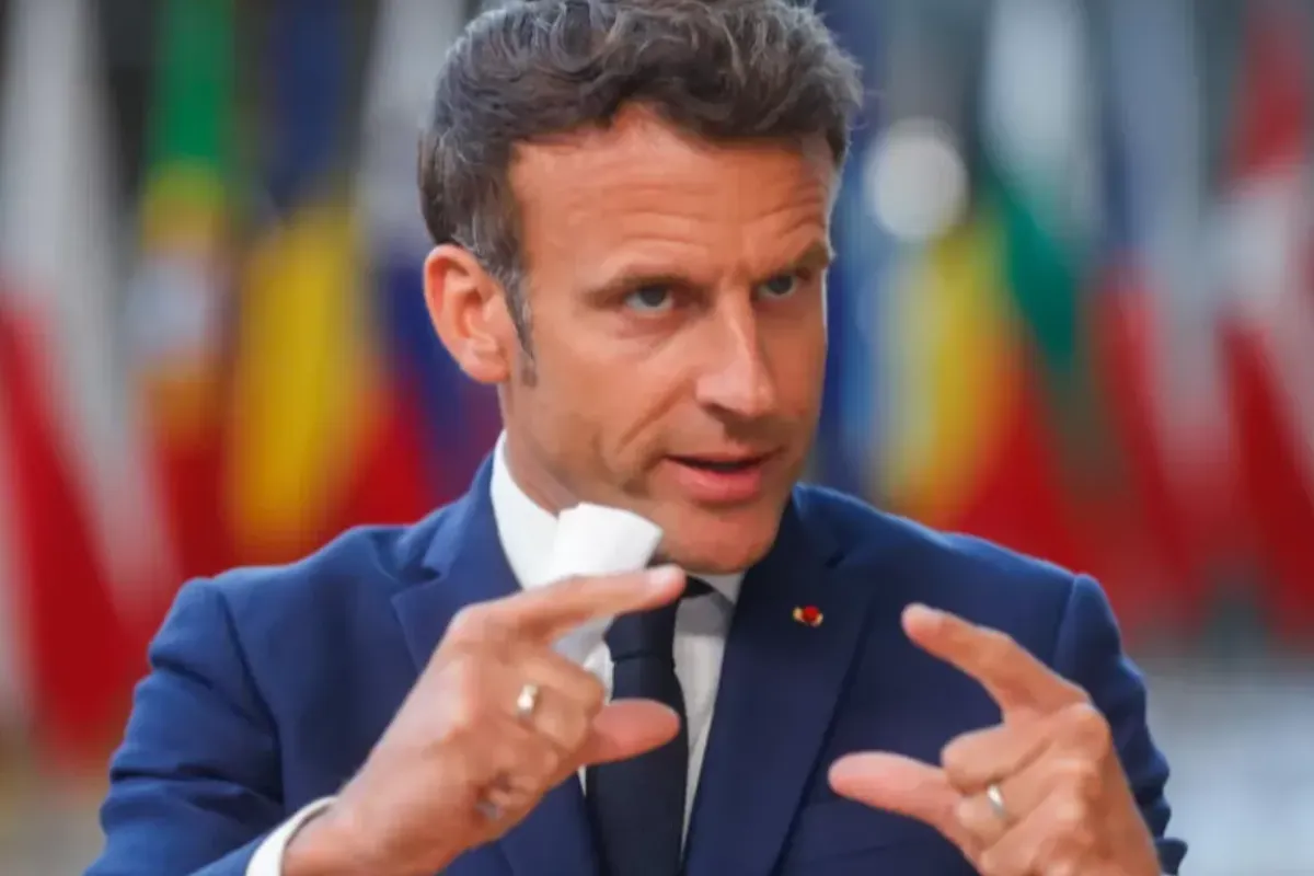 Președintele francez Emmanuel Macron vorbește presei la Bruxelles, la sfârșitul celei de-a doua zile a reuniunii speciale a Consiliului European privind Ucraina, 31 mai 2022.