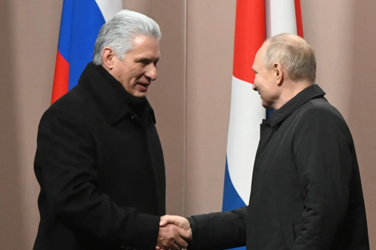 Președintele cubanez Miguel Diaz-Canel și președintele rus Vladimir Putin participă la o ceremonie de dezvelire a monumentului lui Fidel Castro la Moscova, Rusia, 22 noiembrie 2022.