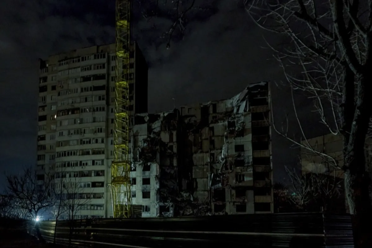 O vedere a unei străzi și a clădirilor rezidențiale în întuneric în timpul unei pene de curent din Harkov, nord-estul Ucrainei, 24 martie 2024, pe fondul invaziei ruse.