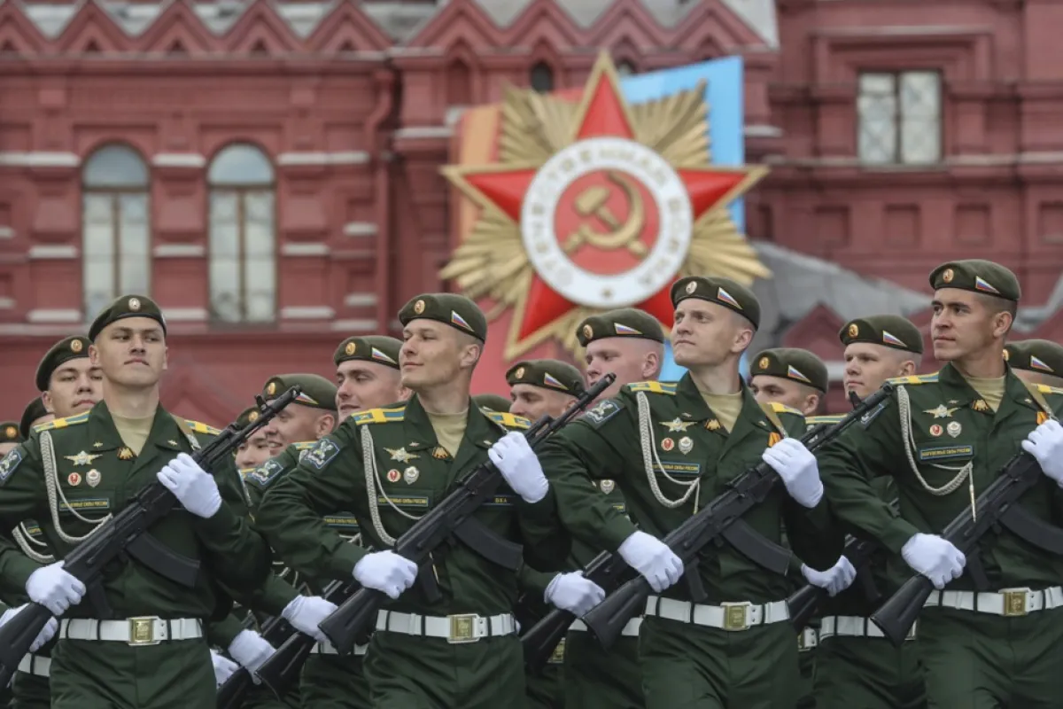 Militari ruși participă la repetiția generală a paradei militare de Ziua Victoriei în Piața Roșie din Moscova, Rusia, 05 mai 2024.