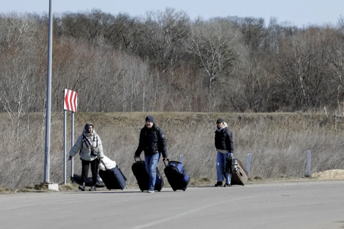 Ucraineni mergând spre postul de poliție de frontieră ucraineană de la punctul de trecere a frontierei dintre Ucraina și Moldova, Palanca, Moldova, 12 martie 2022.