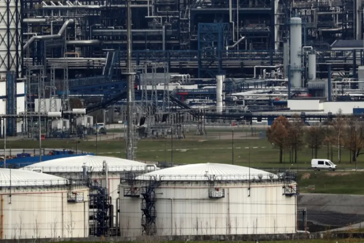 O vedere a Gazpromneft MNPZ Moscow Petroleum Refinery JSC din Moscova, Rusia, 27 octombrie 2022.