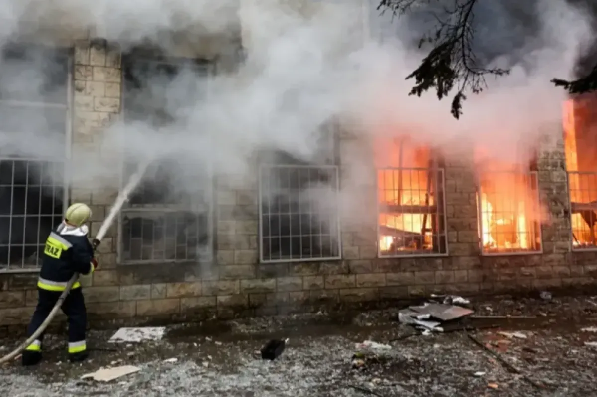 Pompierii ucraineni acționează la stingerea unui incendiu la locul unui atac cu rachetă asupra unei clădiri industriale din Harkov, nord-estul Ucrainei, 20 martie 2024, pe fondul invaziei ruse.