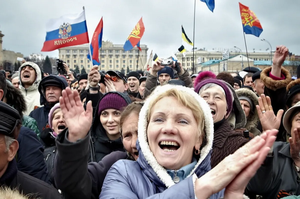 Susținători pro-ruși participă la un miting în centrul orașului Harkov, Ucraina, 13 aprilie 2014.