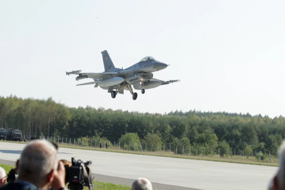 Un avion F-16 al Forțelor Aeriene Poloneze participă la exercițiul de aviație militară „ROUTE 604” pe secțiunea aerodromului rutier dintre Ruskowo și Przezdziek Wielki, nordul Poloniei, 29 septembrie 2023.