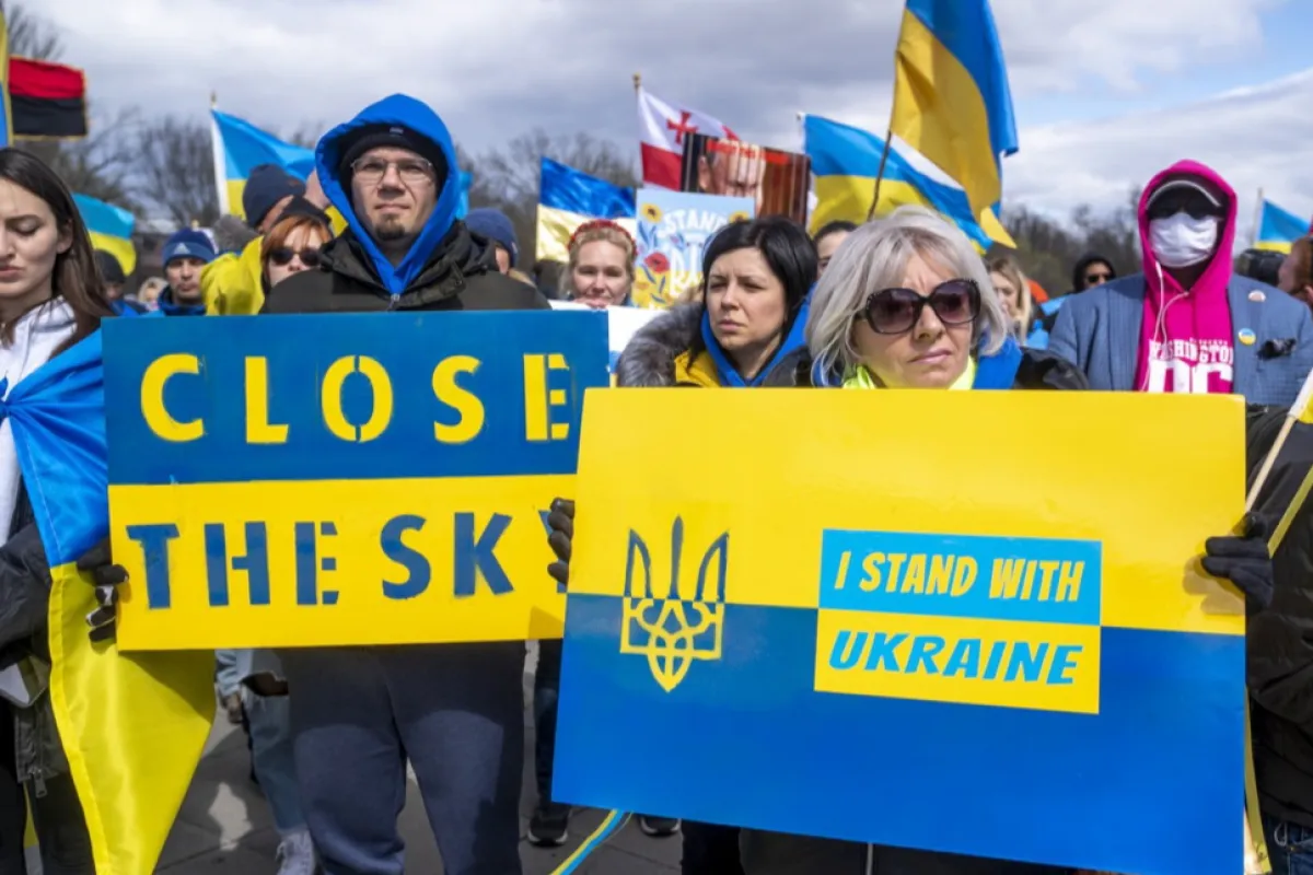 Oameni participând la un miting proUcraina la Lincoln Memorial din Washington, DC, SUA, 27 martie 2022.