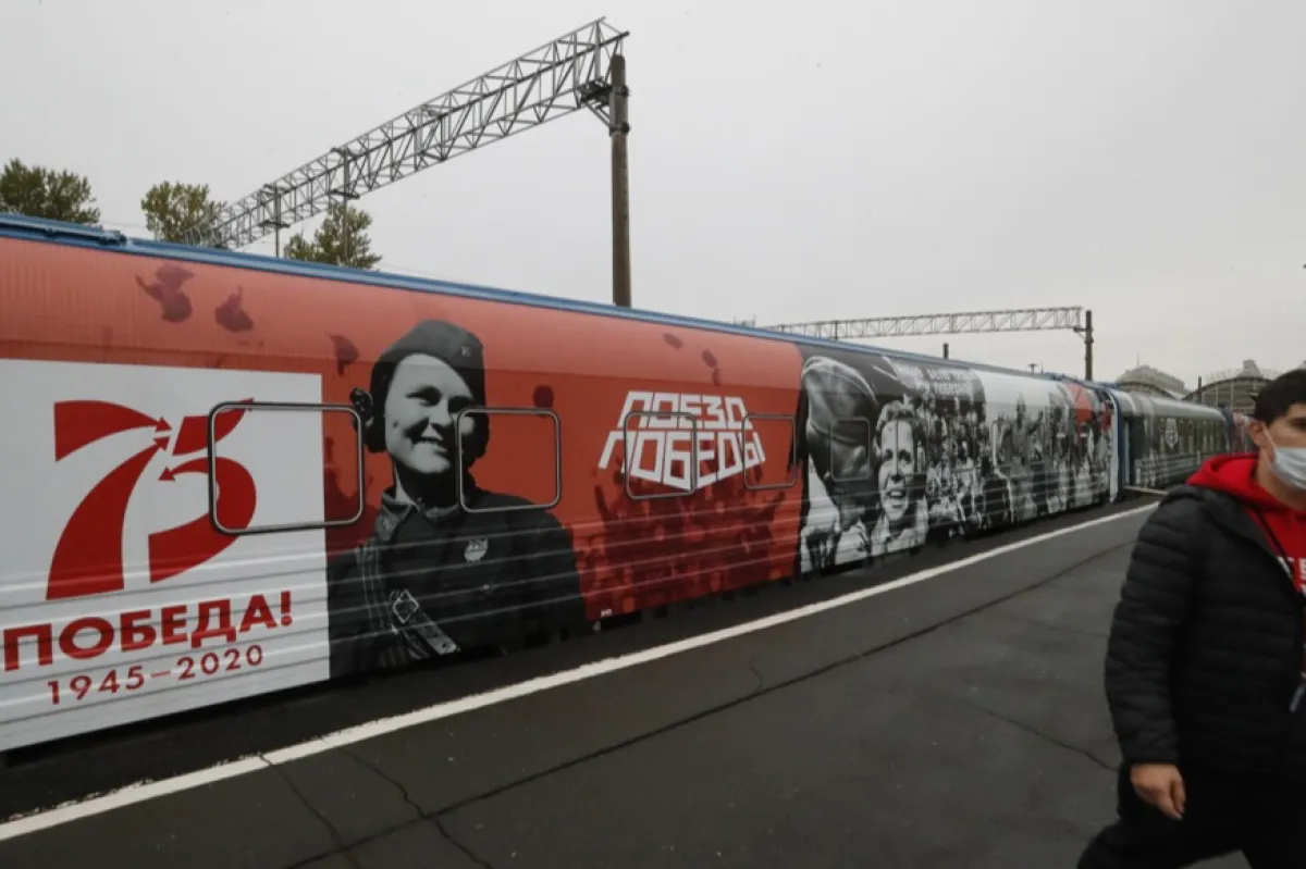 Un bărbat trece pe lângă muzeul mobil „Trenul Victoriei” dedicat celui de-al Doilea Război Mondial la gara Vitebsky din Sankt Petersburg, Rusia, 25 octombrie 2020.