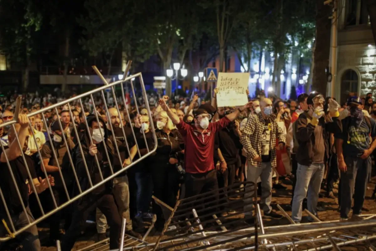 Parlamentul Georgiei urmează să aprobe o lege care a provocat proteste masive