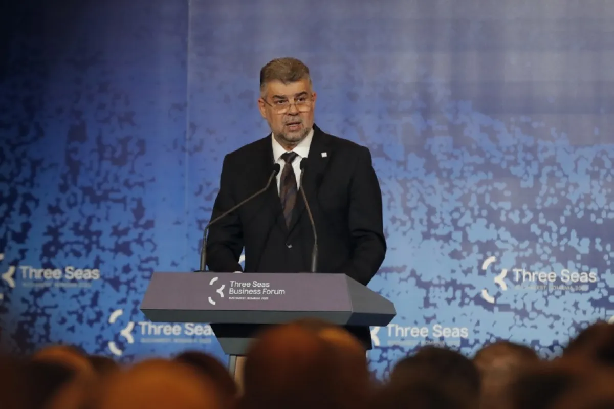 Premierul român Marcel Ciolacu ține discursul inaugural al Forumului de afaceri Three Seas Initiative, care a avut loc la Palatul Parlamentului din București, România, 7 septembrie 2023.