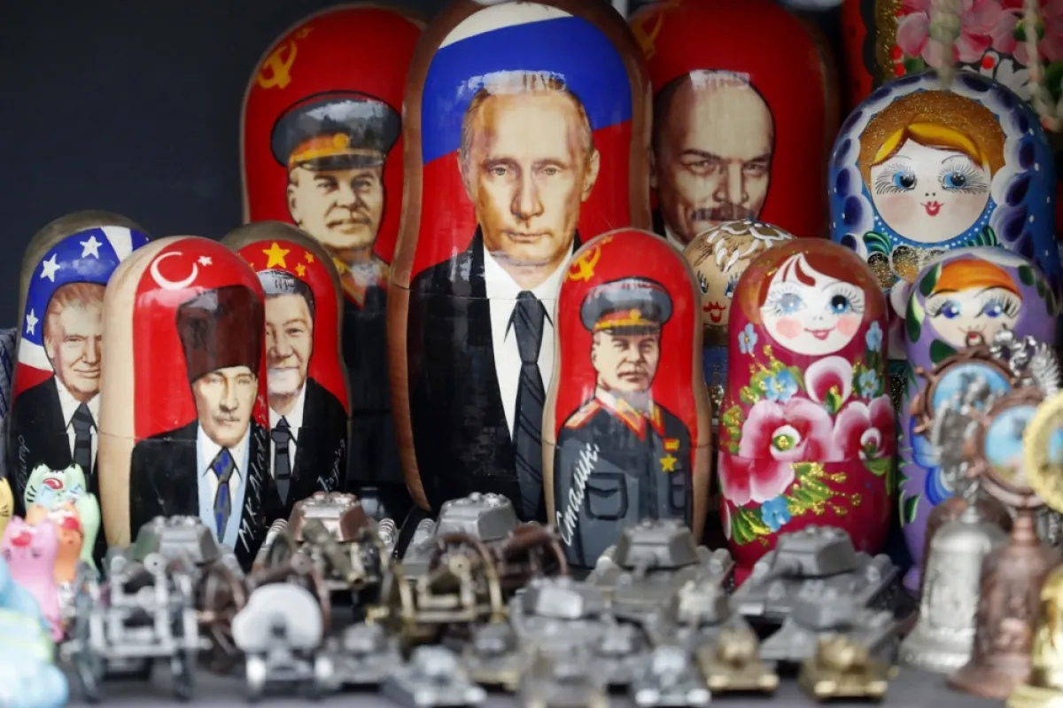 Păpuşi matrioşca înfăţişându-i pe preşedintele rus Vladimir Putin, fostul lider sovietic Iosif Stalin, fondatorul statului sovietic Vladimir Lenin, fostul preşedinte american Donald Trump şi pe preşedintele chinez Xi Jinping sunt vândute la o piaţă stradală din Sankt Petersburg, Rusia, 17 aprilie 2024.