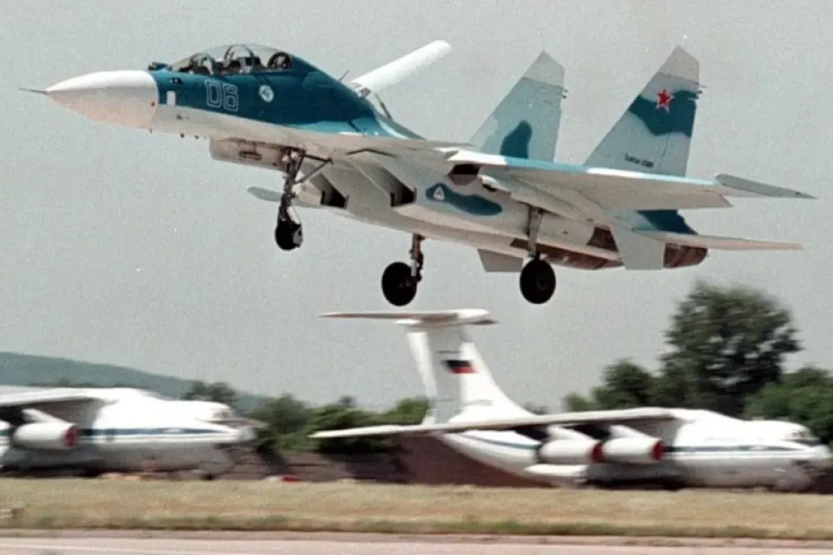 Imaginea de arhivă din 15 iunie 1998 arată un avion de luptă rus Sukhoi-30MK-6 în Jukovski.