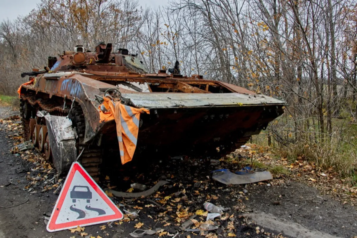 Un vehicul blindat rusesc distrus, pe un drum din apropierea orașului Vovchansk, în regiunea Harkov, Ucraina, 1 noiembrie 2022.