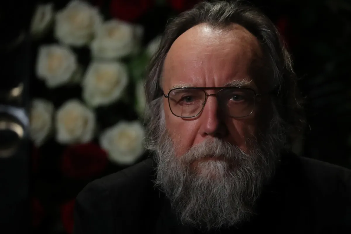 Filosoful politic rus Alexander Dugin, liderul Mișcării Internaționale Eurasiatice, participă la o ceremonie de doliu pentru fiica sa, jurnalistul și politologul rus Darya Dugina (Platonova), la Centrul Tehnic de Televiziune Ostankino din Moscova, Rusia, 23 august 2022