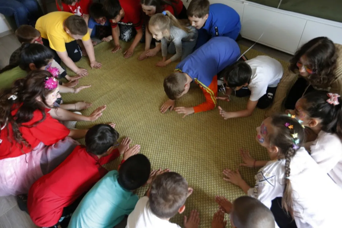 Copii ucraineni și români se joacă împreună în timpul orelor de activitate recreativă la Centrul de zi pentru copiii refugiați ucraineni din București, România, 17 aprilie 2024.