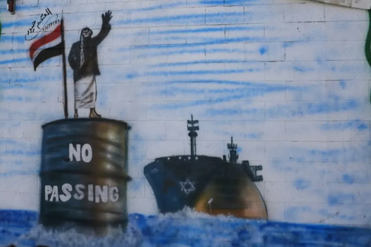 Un petrolier fost lovit de o rachetă în Marea Roşie