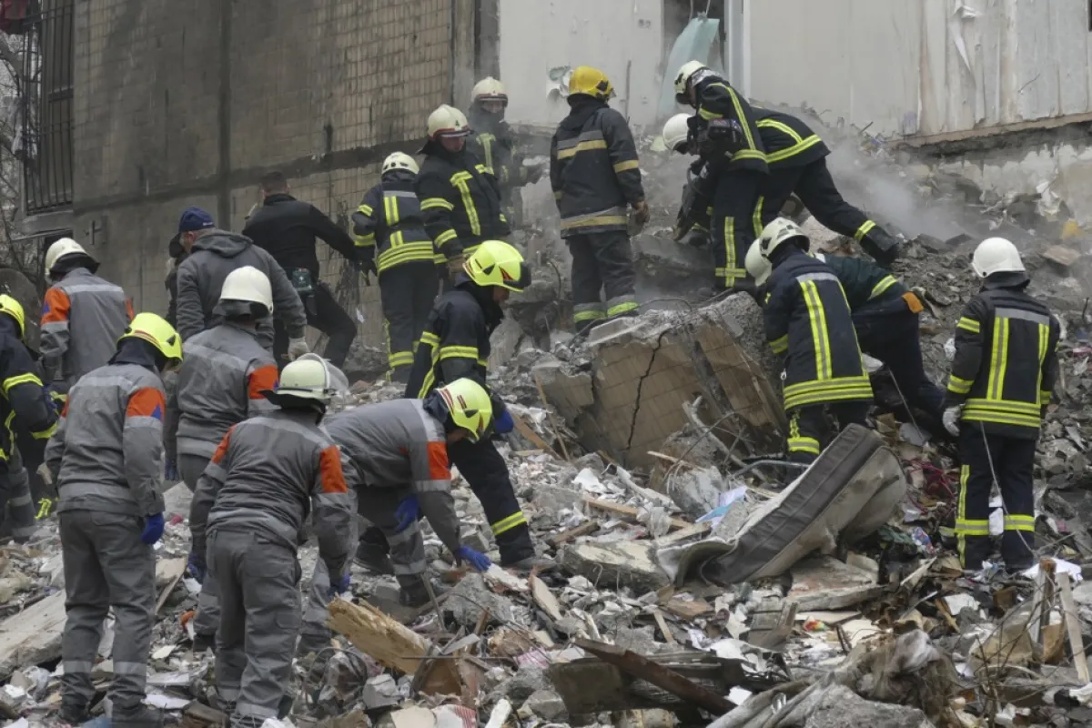 Salvatorii ucraineni lucrează la locul unei clădiri rezidențiale avariate după un atac peste noapte în orașul Odesa, din sudul Ucrainei, 2 martie 2024.
