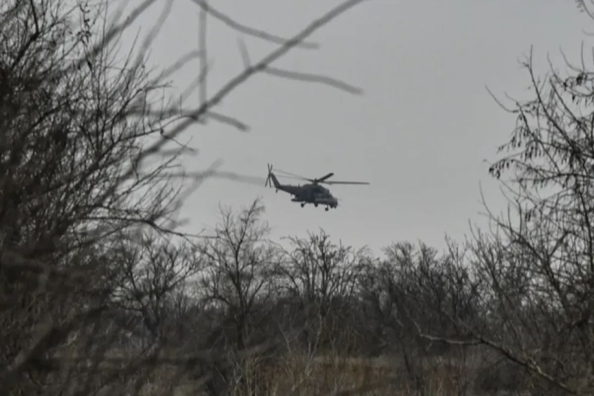 Elicopterul rus de atac multirol Mi-35M zboară spre Ucraina continentală lângă Armyansk, Crimeea, 25 februarie 2022.