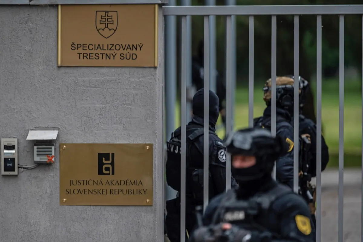 Poliția așteaptă sosirea suspectului Juraj C., acuzat de tentativa de omor cu premeditare a prim-ministrului slovac Robert Fico, pentru un interogatoriu la Tribunalul Penal Specializat din Pezinok, Slovacia, 18 mai 2024.