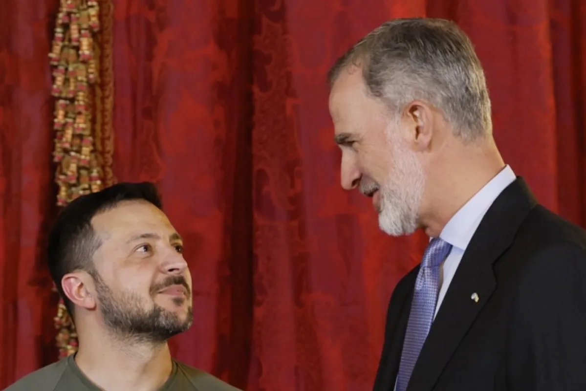 Regele Spaniei Felipe al VI-lea și președintele Ucrainei Volodimir Zelenski discută înainte de prânzul de la Palatul Regal din Madrid, Spania, 27 mai 2024.