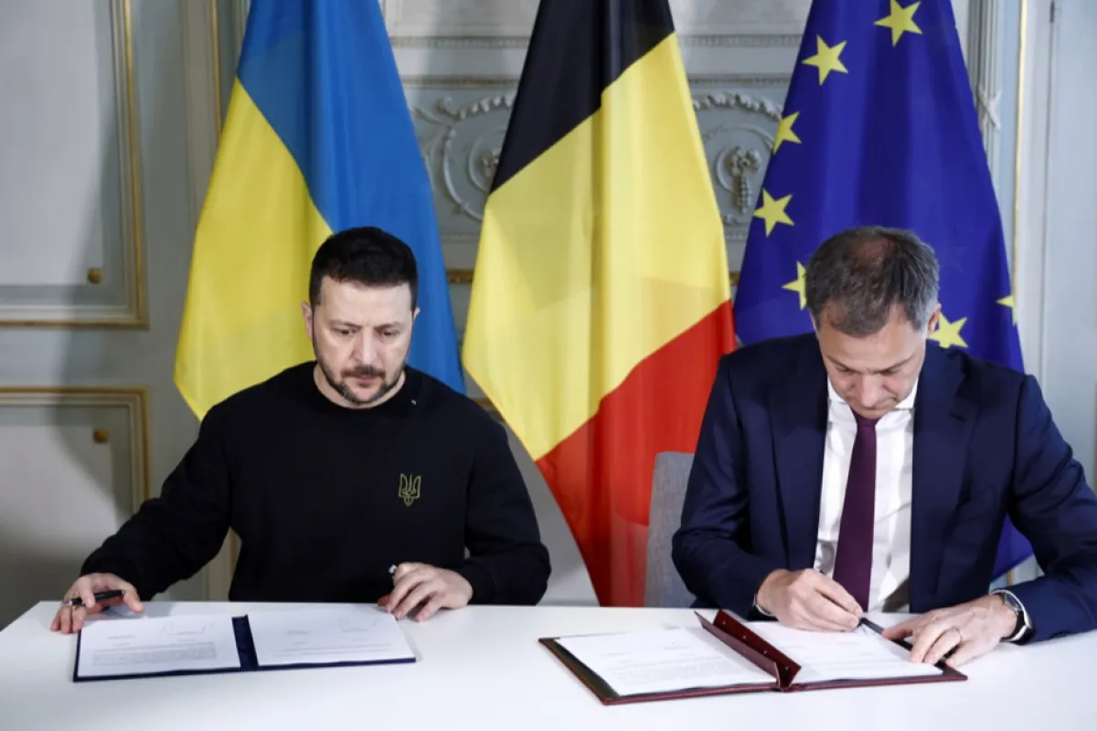 Președintele Ucrainei Volodimir Zelenski și prim-ministrul belgian Alexander De Croo semnează un acord bilateral de securitate la Bruxelles, Belgia, 28 mai 2024.