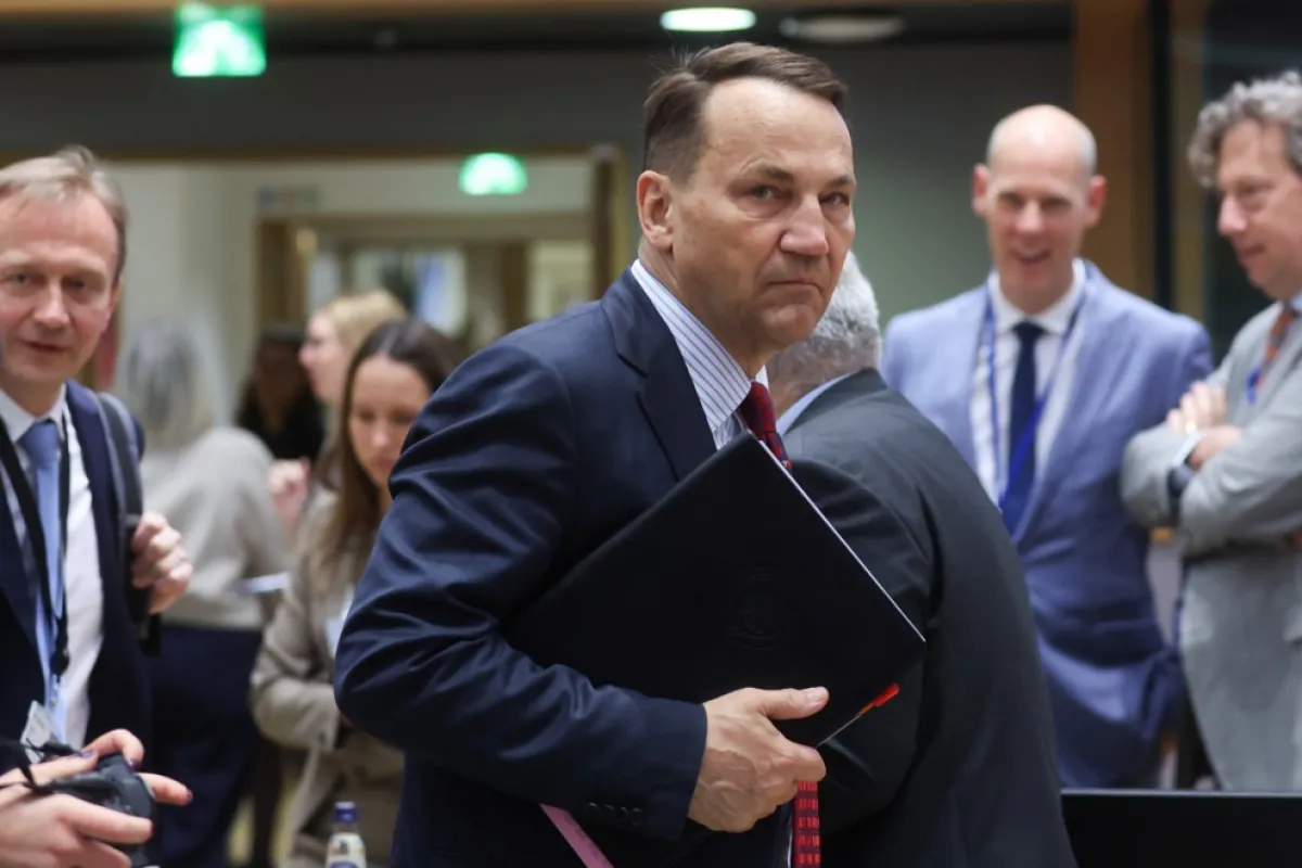 Polonia nu ar trebui să excludă posibilitatea de a trimite trupe în Ucraina – susține ministrul său de Externe, Radoslaw Sikorski