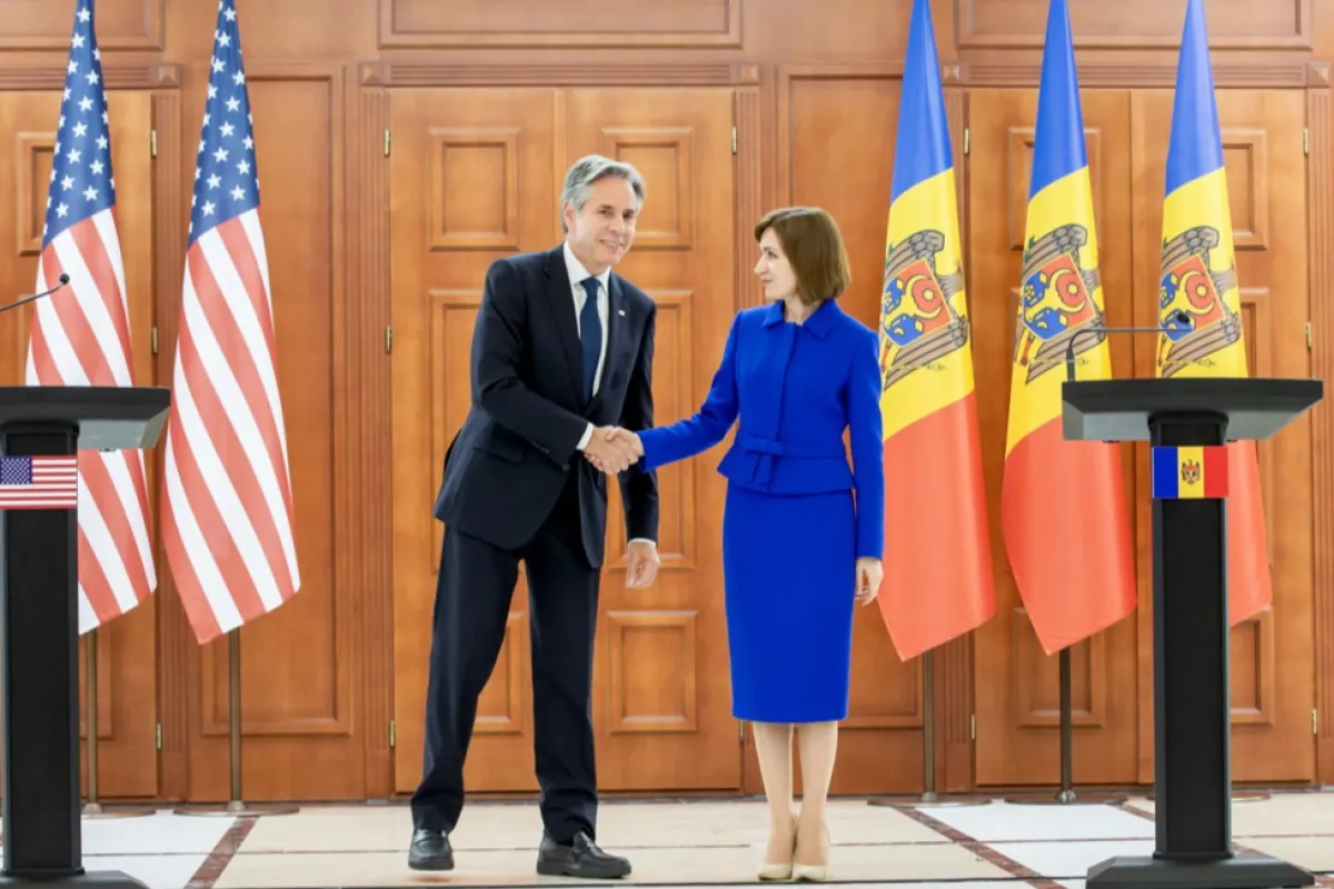 Secretarul de stat al SUA Antony Blinken strânge mâna președintelui Republicii Moldova, Maia Sandu, după conferința lor de presă comună la palatul prezidențial în timpul vizitei sale oficiale la Chișinău, Moldova, 29 mai 2024.