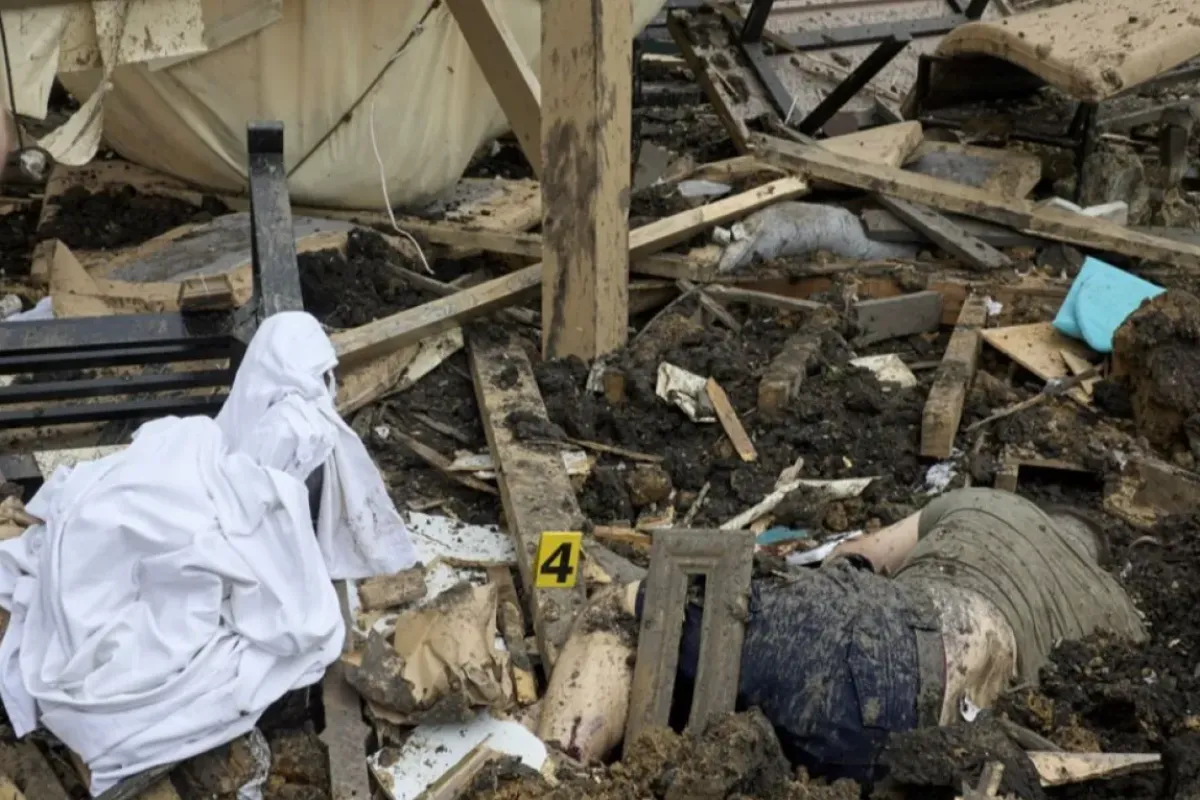 Corpul unei persoane aflat la locul unei lovituri de rachetă asupra unui centru de recreere de pe malul unui lac din regiunea Harkiv, Ucraina, 19 mai 2024, pe fondul invaziei ruse.