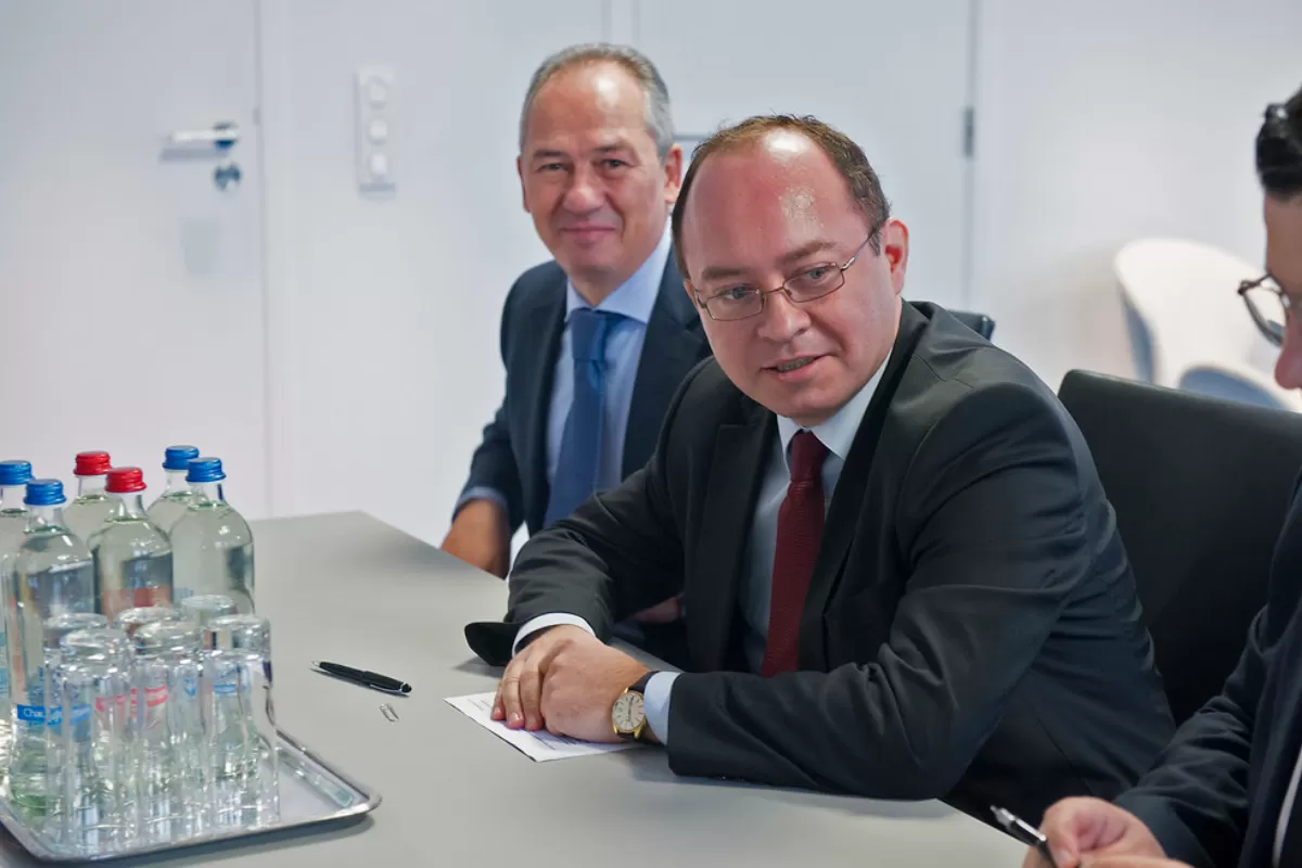 Ministrul român de Externe, Bogdan Aurescu, apreciază că dialogul cu Moscova se poate desfăşura numai în condiţiile unei posturi foarte robuste a NATO