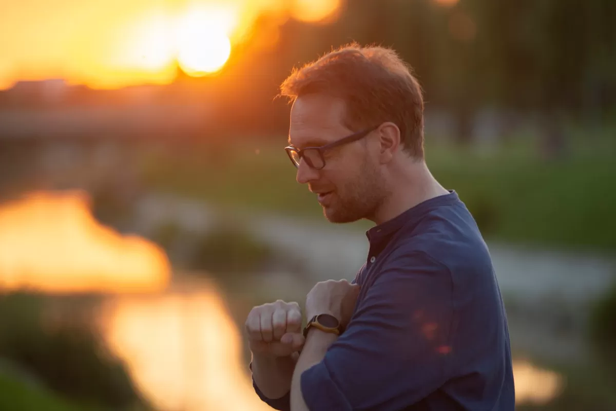 FAKE NEWS: Dominic Fritz și Klaus Iohannis, „naziștii” cu apucături dictatoriale și antisemite din fruntea României împotriva „manifestanților pașnici” ai AUR