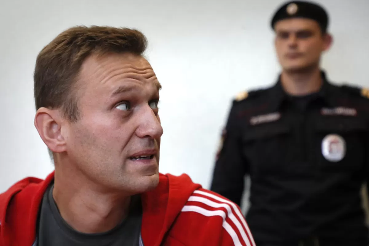 Principalul opozant al Kremlinului, Aleksei Navalnîi, aflat în închisoare, ar fi fost internat, după ce a acuzat posibile simptome de COVID-19