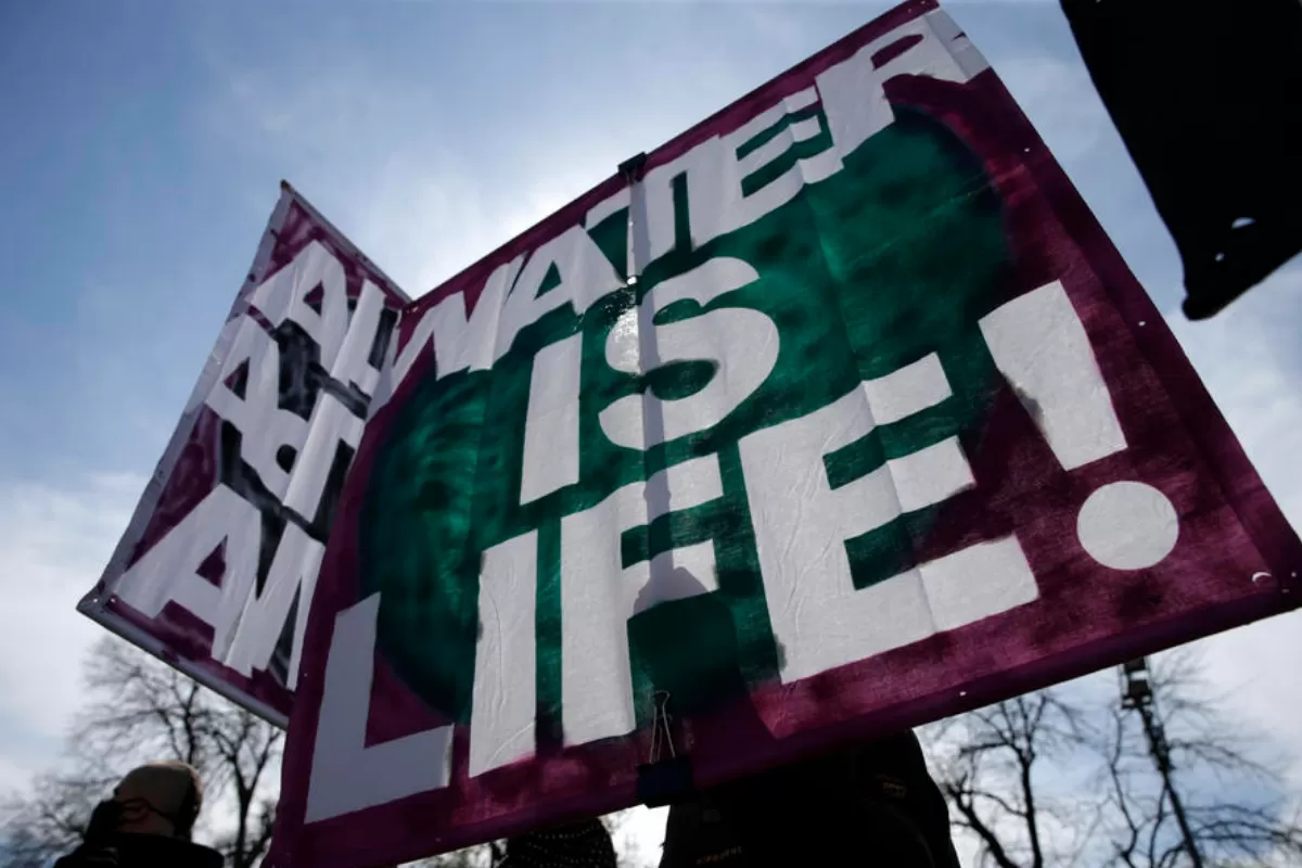 Mii de sârbi au protestat față de politicile guvernamentale de mediu