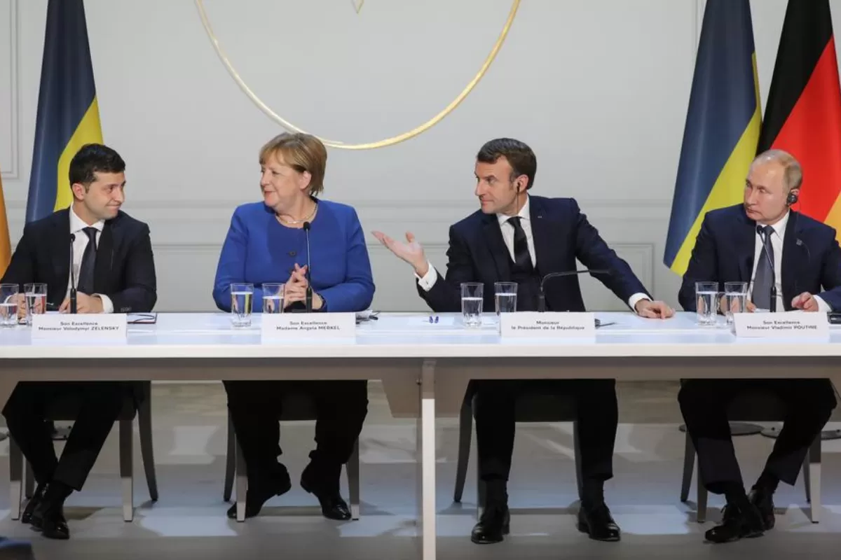 Președintele ucrainean,  Volodimir Zelenski, le cere occidentalilor admiterea țării lui în NATO și Uniunea Europeană, ca pavăză în fața presiunilor crescânde ale Rusiei