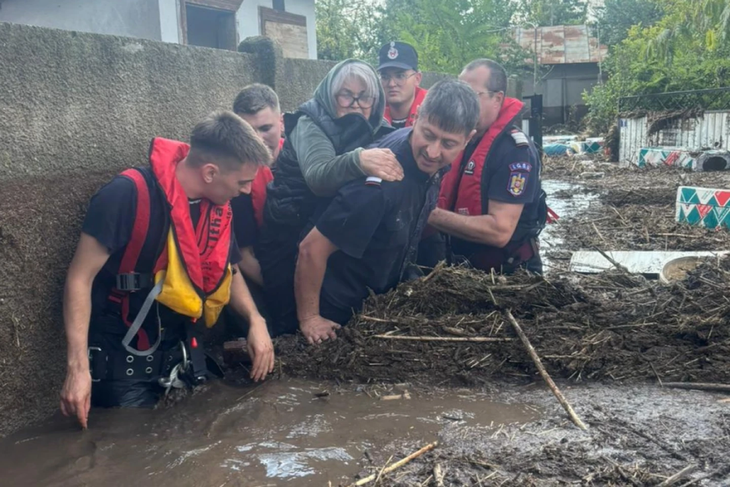 Guvernul va aloca 15.000 de lei fiecărei familii afectate de inundaţiile din estul țării