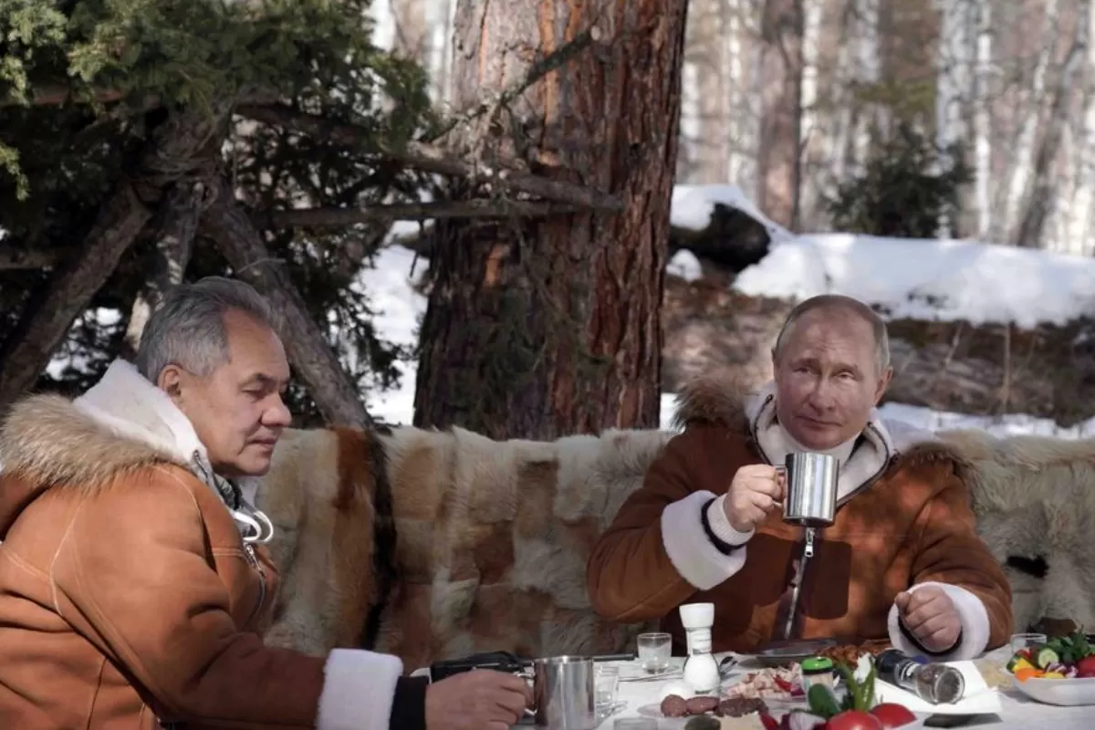 Rusia a anunțat că, de vineri, începe retragerea efectivelor sale militare, desfășurate masiv lângă frontiera de est a Ucrainei și în Crimeea